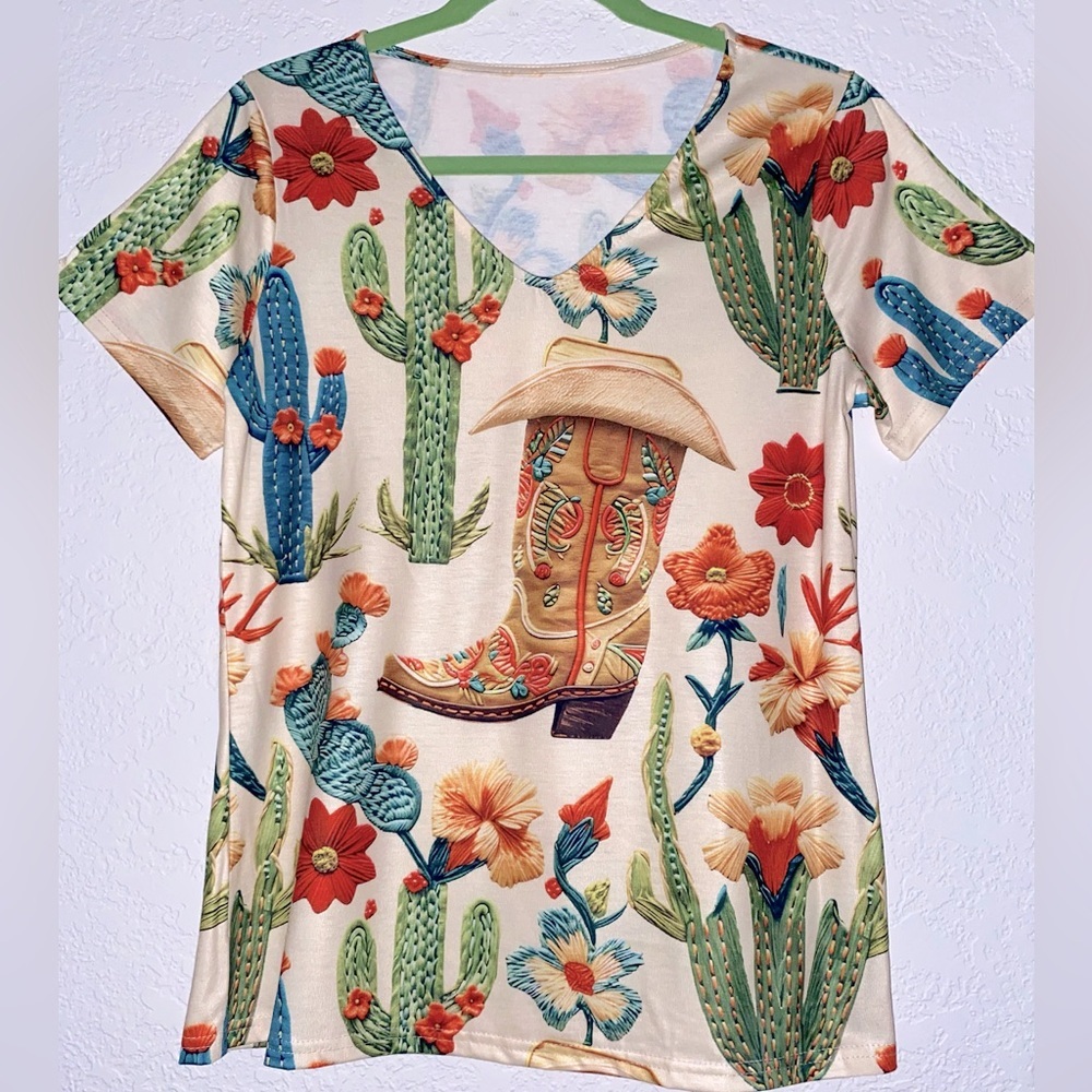 🆕 🚩 NWOT  Cowgirl Short Sleeve Print Tee-Shirt.   Size: Small